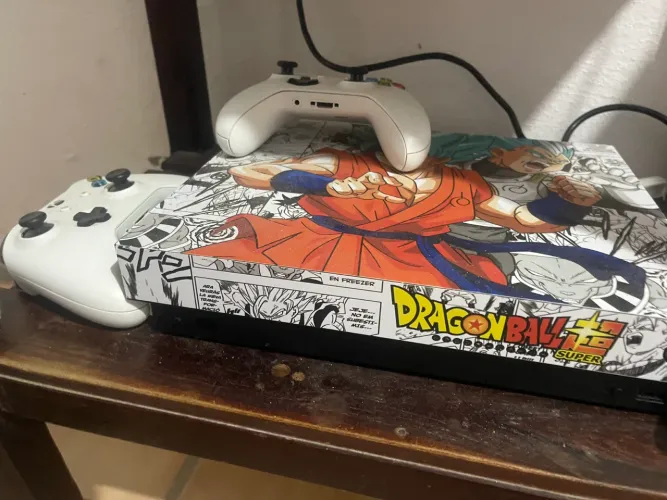 Xbox one x 1 terá com dois controles