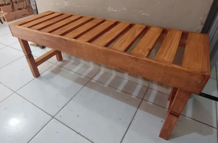 Banco de madeira rústico em pinus 