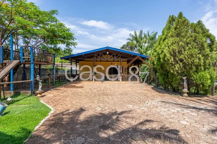 Chácara à venda em Barão Geraldo com 4 suítes, 2.000m² de terreno.