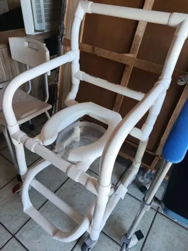 Cadeira em Pvc para banho  USADA