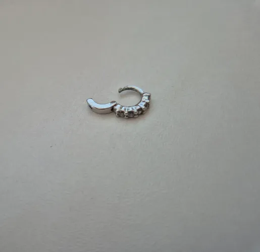 Piercing argola cravejada