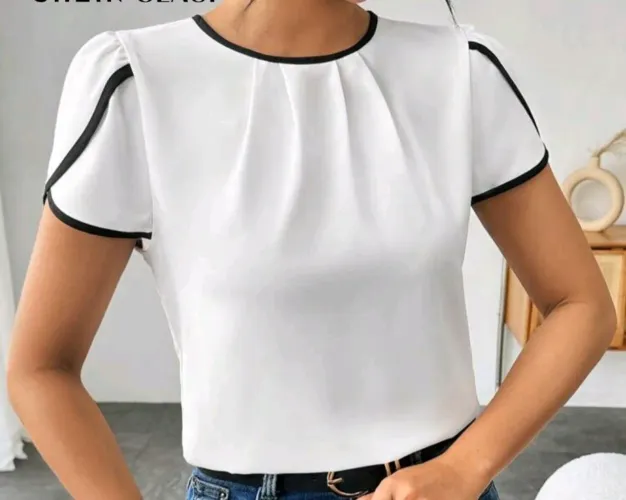 Blusa Feminina Elegante em Branco com Detalhes em Preto