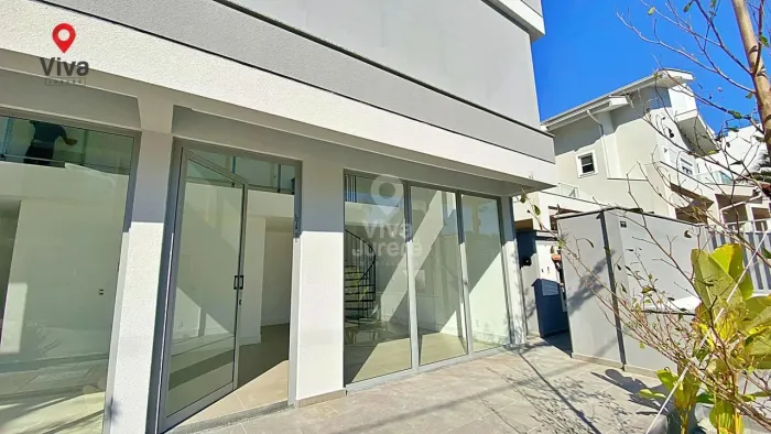 Loja à venda em Jurerê, nova, 40 metros do mar