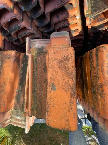 Telhas de cerâmica usadas, mas de 1 mil telhas