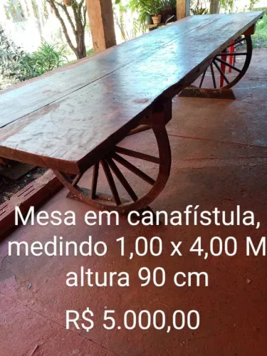 Mesa de madeira rústica em canafístula com rodas de carroça