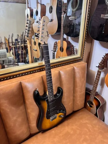 Guitarra Squier Bullet tunada Humbucker Sérgio Rosar tarraxas fender ANALISO TROCAS