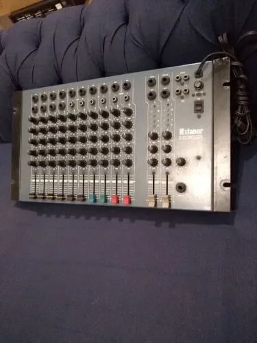 Mesa de Som Staner analógica