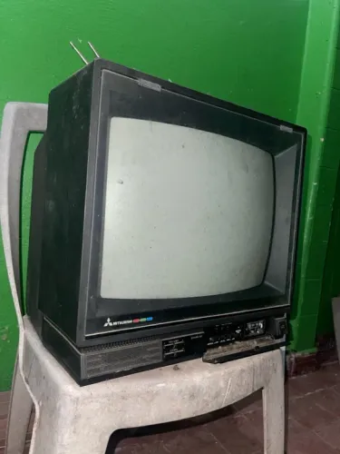 TV Mitsubishi 14 polegadas raridade antiga decoração