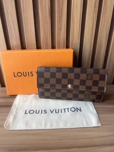 Carteira Louis Vuitton Sarah no Damier Ebene