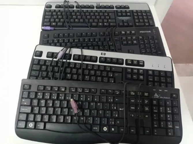 (10) Teclados com fio plug antigo (roxo)