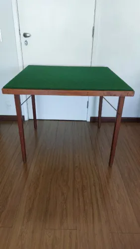 Mesa de jogos quadrada com feltro verde