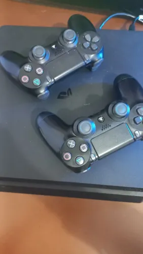 Ps4 semi novo +3 jogos e todos os cabos originais 2 controles inclusos 