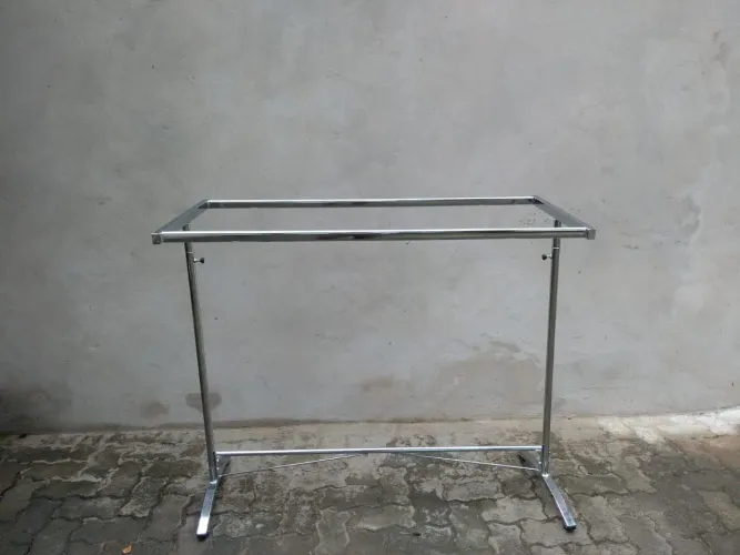 Arara de roupas em aço inox cromado