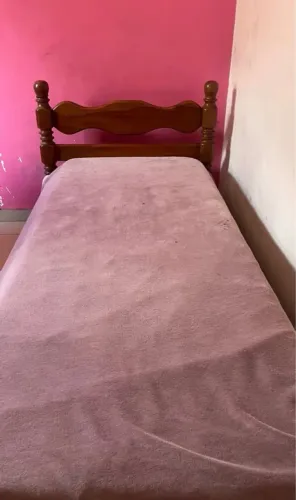 Cama de solteiro de madeira