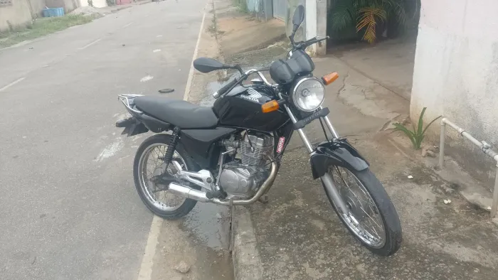 Vende-se Titan 150 2004 500 para transferir r$ 5.000 leva sem nenhum valor a menos