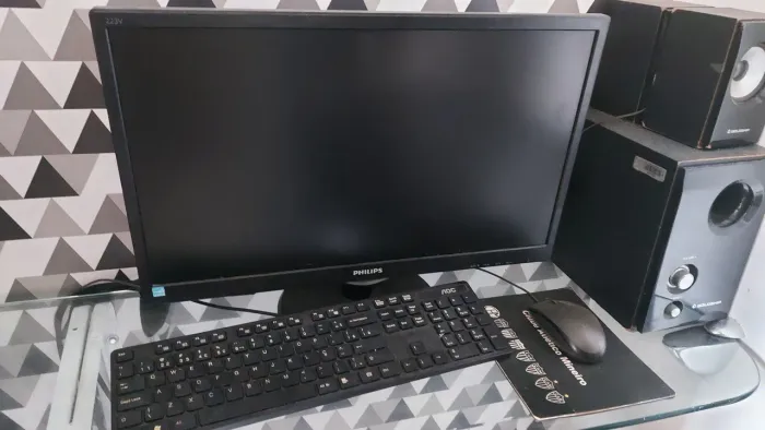 MONITOR DE COMPUTADOR e TECLADO e CXS DE SOM
