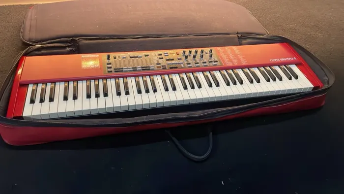 Nord Electro 4 com keiser pedal de sustainer e pedal d expressao