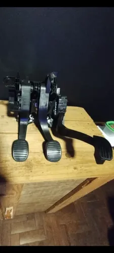 Conjunto de pedais ( acelerador, freio e embreagem) fiat