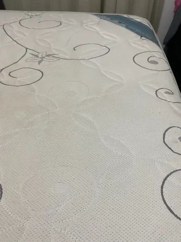 Ótima cama Queem com colchão Ortobom!