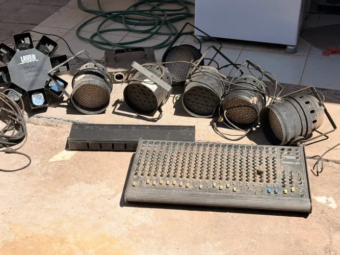 Equipamento de som e iluminação