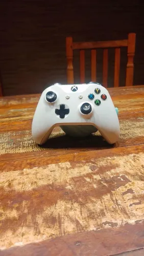 Controle Original Xbox One S com defeito no analógico 