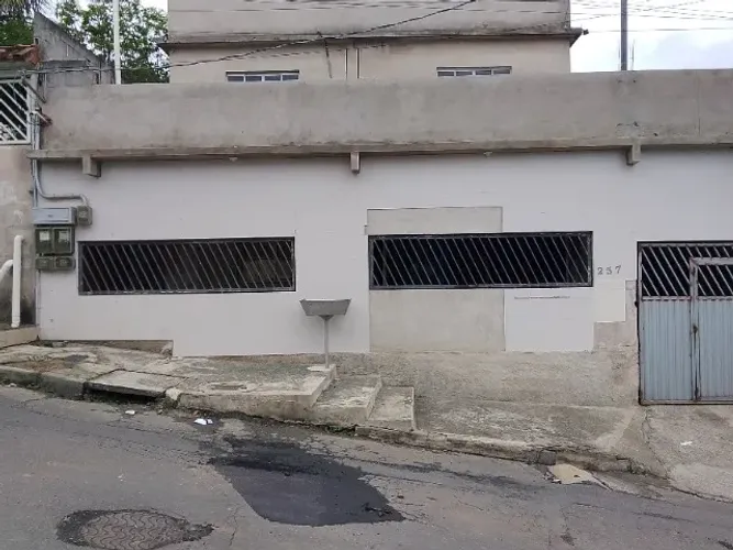DUAS CASA UMA EM CIMA E OUTRA EM BAIXO COM TERRAÇO GIGANTESCO E PISCINA COM GARAGEM GRANDE