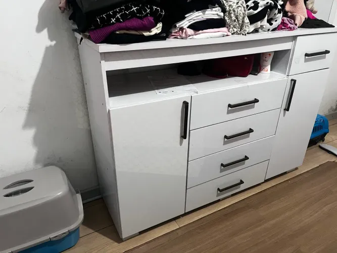 Vendo cômoda com gavetas
