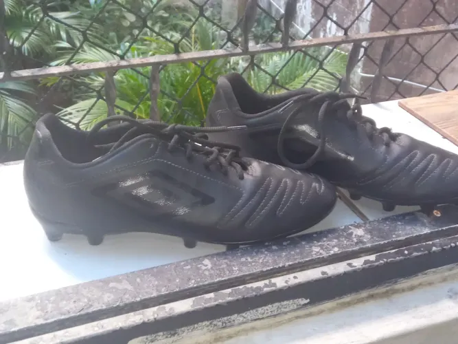 Chuteira da umbro nova