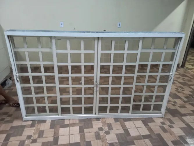 Vendo 3 janelas de 2.00 por 1.20 com grade e vidros lisos conservada sem nenhum podre 