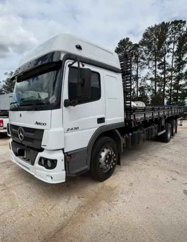 Atego 2430 6x2 2017 carroceria