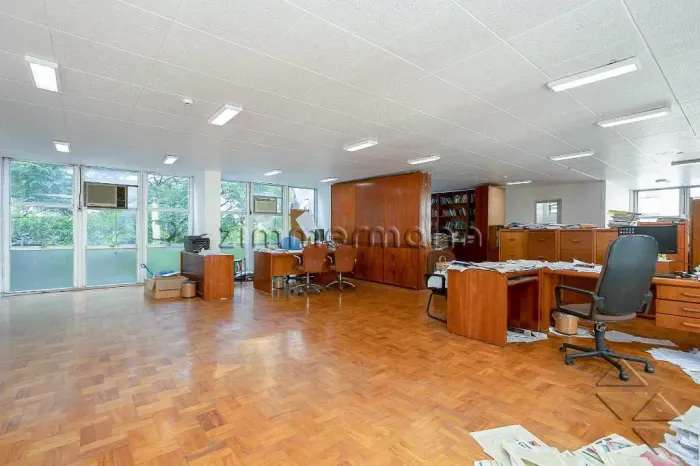 CONJUNTO COMERCIAL NO JARDIM AMÉRICA