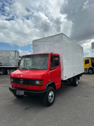 CAMINHÃO 710 BAÚ