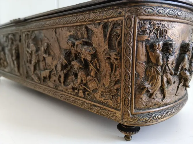 Porta  joias antiga em bronze repuxado, forro em seda palha  acolchoada