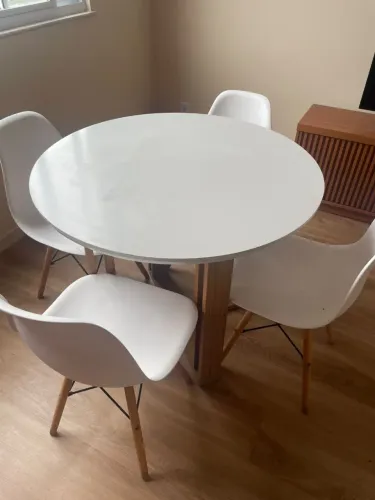 Mesa de Jantar Branca com 4 Cadeiras - Pés de Madeira