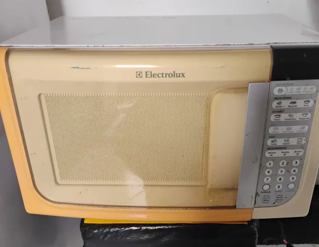Vendo Microondas Electrolux 220 V .