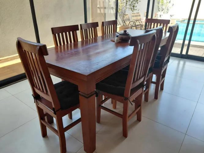 Mesa madeira de 8 lugares em excelente estado!