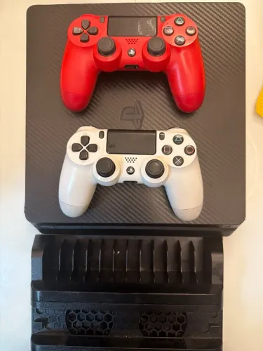 PS4 Slim 1TB + 4 Controles Originais + 11 Jogos - Completo