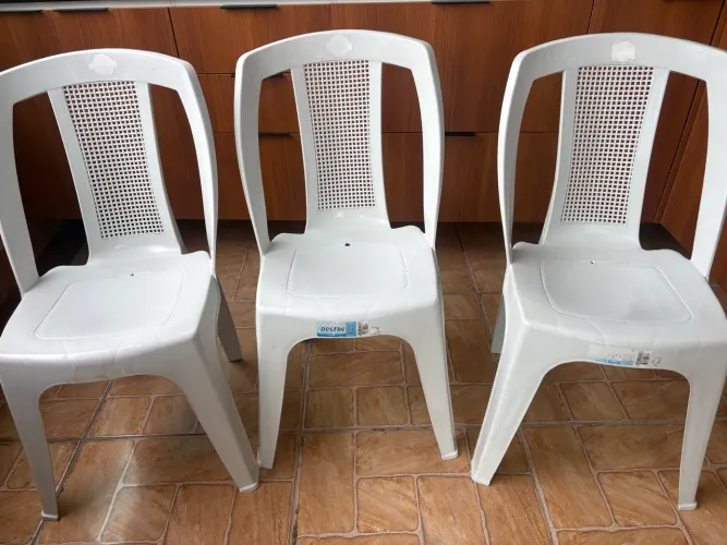 Cadeira branca de plástico