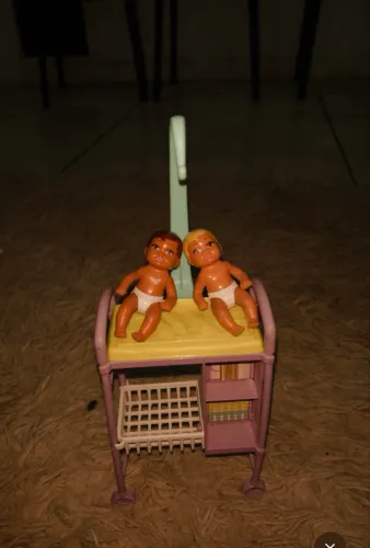 Berços com bebês originais da Barbie