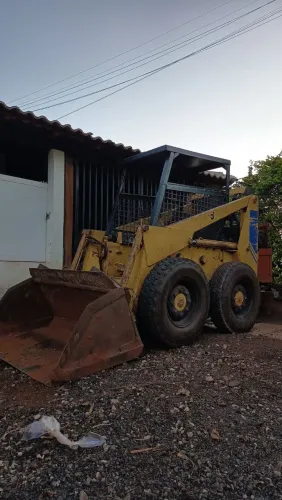 Mini carregadeira Bobcat 711