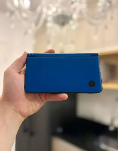 Nintendo DS XL em ótimo estado, acompanha cabo de carregamento, e um jogo do Madagascar