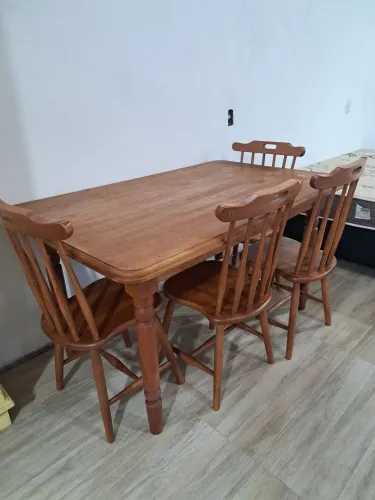 Mesa de madeira com 4 cadeiras