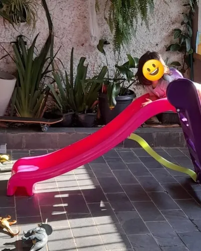 Escorregador infantil rosa e roxo