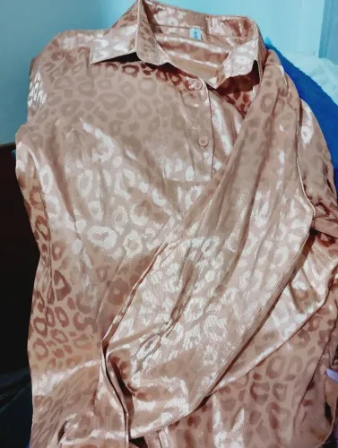 CAMISETA BEGE LUMINOSA