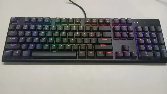 Teclado Mecânico Gamer Corsair K60 PRO / RGB / USB / Switch Cherry / Full Size