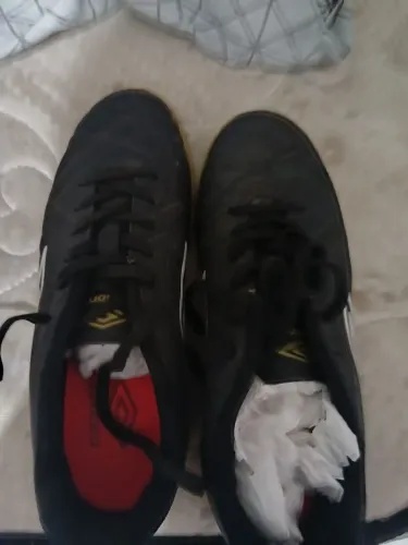 Dois sapatos novos número de um e 39 e outro e 36