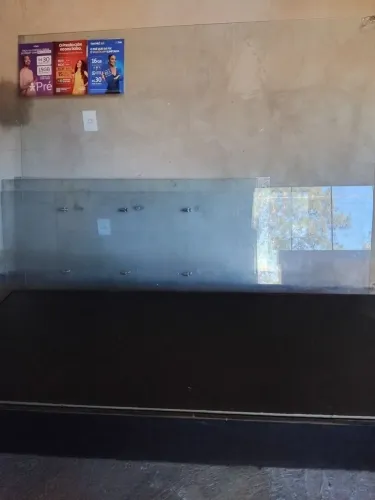 Vendo vitrine de loja com rodinhas