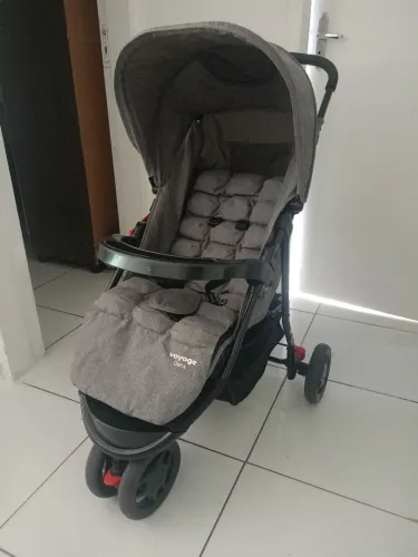 Carrinho de bebê voyage