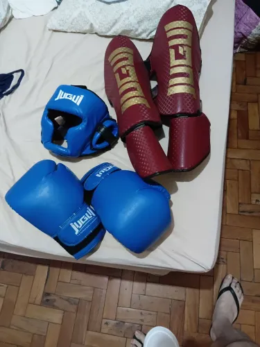 Luva,caneleira e capacete oficial jugui nunca usados e luva pouquíssimo uso .