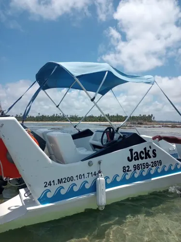 Vendo lancha capacidade para 8 pessoas zap *94com motor Yamaha. Em ótimo Estado 